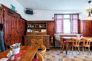 uma sala de jantar com uma mesa de madeira e cadeiras em Gasthof Wastlwirt em Salzburgo