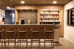 El lounge o bar de Holiday Inn Express - Sindelfingen, an IHG Hotel