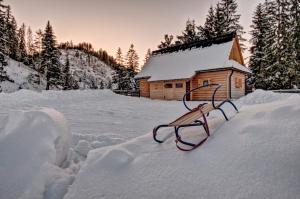 ビトゥフにあるJędroskowe Chatkiのキャビン前の雪のベンチ