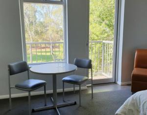 Seating area sa Adelaide Pulteney Motel