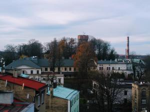 uma vista para uma cidade com edifícios e uma fábrica em Upper Apart em Cieszyn