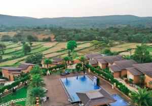 A piscina localizada em Regenta Resort Belagavi ou nos arredores