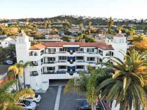 una vista aerea di un edificio bianco con palme di The Surfbreak Hotel a San Clemente