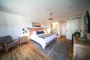 una camera con letto, divano e TV di The Surfbreak Hotel a San Clemente