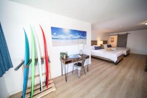 una stanza con tavole da surf appese al muro di The Surfbreak Hotel a San Clemente