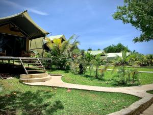 Um jardim no exterior de Turtle Bay Lodge