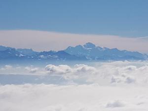 - une vue sur les montagnes au-dessus des nuages dans l'établissement Mont Blanc Chalet, à Grandevent