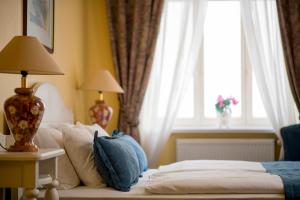 een hotelkamer met een bed en een raam bij Hotel Gutenbergs in Rīga