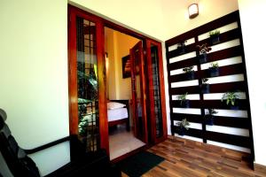 una puerta abierta a una habitación con dormitorio en Nirrvaan homestay, en Varkala