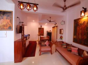 sala de estar con sofá y mesa en Nirrvaan homestay, en Varkala