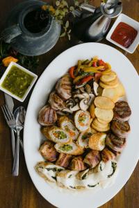 een bord met champignons en groenten op een tafel bij Hotel Silver in Osijek