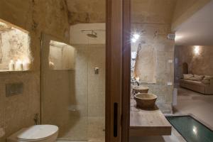 A bathroom at L'Hotel In Pietra