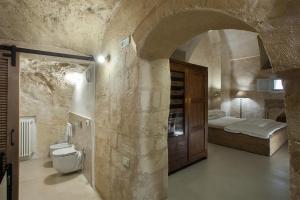 A bathroom at L'Hotel In Pietra