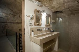 A bathroom at L'Hotel In Pietra