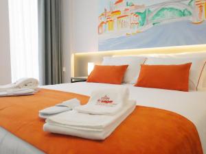 Giường trong phòng chung tại Serra do Pilar Porto Suites