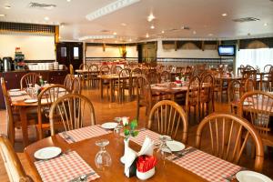 Um restaurante ou outro lugar para comer em Landmark Plaza Hotel