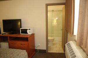 Bathroom sa Ramada by Wyndham Edmonton South