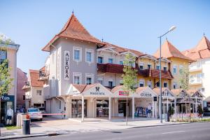 a building on the corner of a street at Aurora Vendégház in Hévíz