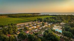 eine Luftansicht eines Resorts mit Park in der Unterkunft Aminess Maravea Camping Resort Holiday Homes in Novigrad Istria