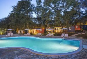 einen Pool mit einer Gruppe von Zelten im Hintergrund in der Unterkunft Aminess Maravea Camping Resort Holiday Homes in Novigrad Istria