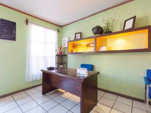 een kantoor met een houten bureau in een kamer bij Hotel Posada San Rafael in Oaxaca City