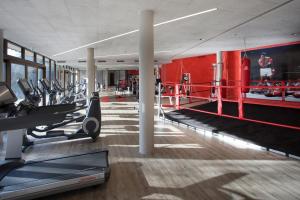 - une salle de sport avec plusieurs tapis de course et un jeu de boxe dans l'établissement Feuriger Tatzlwurm, à Oberaudorf