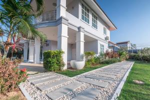 uma casa com um passadiço à sua frente em Baan Kiang Lay Phu View Hua Hin Private Pool Villa บ้านเคียงเลภูวิว ไพร์เวท พูลวิลล่า กลางเมือง ใกล้หาดหัวหิน em Hua Hin