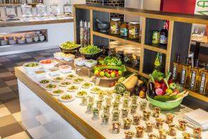 um buffet com aperitivos e vegetais numa mesa em Holiday Inn Amsterdam - Arena Towers, an IHG Hotel em Amesterdão