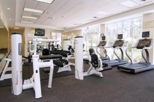 una palestra con tapis roulant e macchine in una stanza di Holiday Inn Baton Rouge College Drive I-10, an IHG Hotel a Baton Rouge