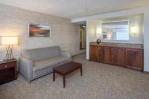 منطقة جلوس في Holiday Inn Baltimore BWI Airport, an IHG Hotel