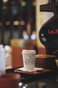 eine Tasse Kaffee auf einem Tisch in der Unterkunft Hotel Monopoli in Jakarta