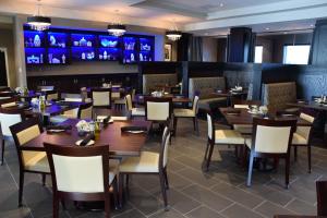 Um restaurante ou outro lugar para comer em Holiday Inn Cincinnati North West Chester, an IHG Hotel