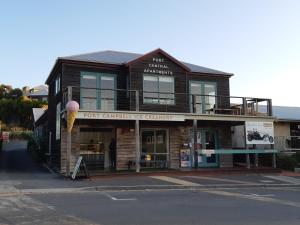 un bâtiment avec un cône de crème glacée à l'avant dans l'établissement Port Central No 2, à Port Campbell