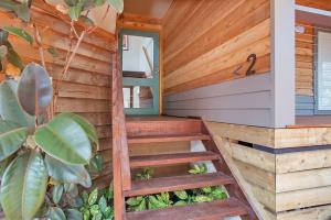 Un escalier mène à une maison aux murs en bois. dans l'établissement Port Central No 2, à Port Campbell