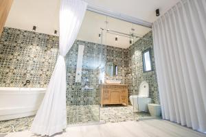 Un baño de צימר בוטיק אדלה Zimmer boutique adela