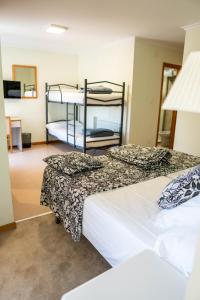 2 Betten in einem Zimmer mit 2 Etagenbetten in der Unterkunft Hotel Playa de Merón in San Vicente de la Barquera