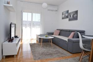 Uma TV ou centro de entretenimento em Apartment ''Dream&Relax'' Trebinje