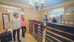 Asiakkaita majoituspaikassa Ski Paradise Karakol