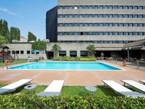 A piscina em ou perto de Novotel Milano Nord Ca' Granda