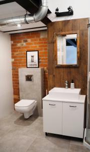 bagno con lavandino bianco e servizi igienici di RedCity LOFT a Żyrardów