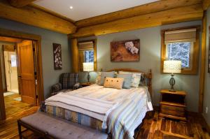 Cama ou camas em um quarto em Golden Acres Mountain Lodge