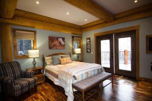 Cama ou camas em um quarto em Golden Acres Mountain Lodge