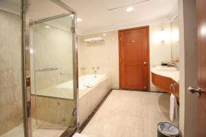 Un baño de Redtop Hotel & Convention Center