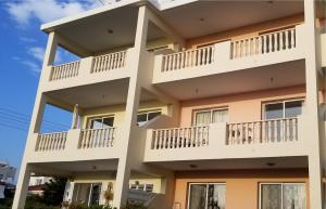 un edificio con balcones en un lateral en Penthouse Apartment Universal, en Pafos