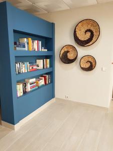 Zimmer mit 2 Bücherregalen und einer Wand mit Büchern in der Unterkunft Apartamentos Guadiana in Monte Gordo