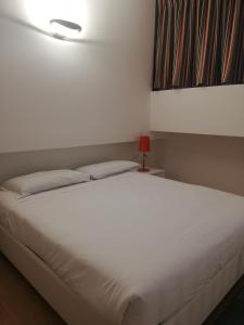 Cama ou camas em um quarto em BB Hotels Aparthotel Città Studi