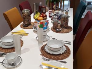 une table avec des assiettes et des bols de nourriture dans l'établissement Coast 77 B&B, à Poole