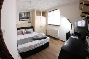 una piccola camera con letto e specchio di College Street Abode a Portsmouth