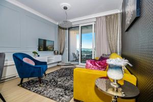 Uma televisão e/ou sistema de entretenimento em DiVine Luxury Apartment Purple