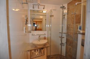 a bathroom with a sink and a shower at Hotel Blumenbach in Berlin